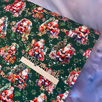 
              Bomulds jersey digital printet - julemand i stol i RØDE toner på GRØN bund med stjerner
            