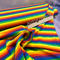 
              Bomulds jersey printet - regnbue striber - ala Pride farver
            