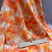 
              Bomulds jersey printet batik design, ORANGE/GUL toner - GOTS
            