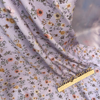 
              Fine drop needle bomulds jersey printet, blomster i SAND/RUST toner på LYSELILLA bund
            