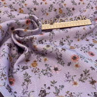 
              Fine drop needle bomulds jersey printet, blomster i SAND/RUST toner på LYSELILLA bund
            