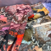 
              Viskose - fast vævet - abstrakte bjerge/lava m. gemte broer i KORAL/RØDE farver
            