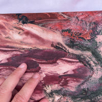 
              Viskose - fast vævet - abstrakte bjerge/lava m. gemte broer i KORAL/RØDE farver
            