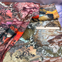 
              Viskose - fast vævet - abstrakte bjerge/lave m. gemte broer i OKKER/GYLDNE farver
            