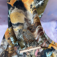 
              Viskose - fast vævet - abstrakte bjerge/lave m. gemte broer i OKKER/GYLDNE farver
            