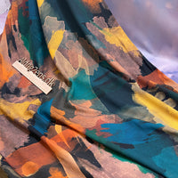 
              Viskose - fast vævet - grafisk malerstrøg - ORANGE/OKKER/SMARAGD farver på MØRK bund
            