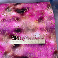 
              Design By Aldrig2ens.dk - Let´s go disco, PINK/GYLDNE toner i French terry
            